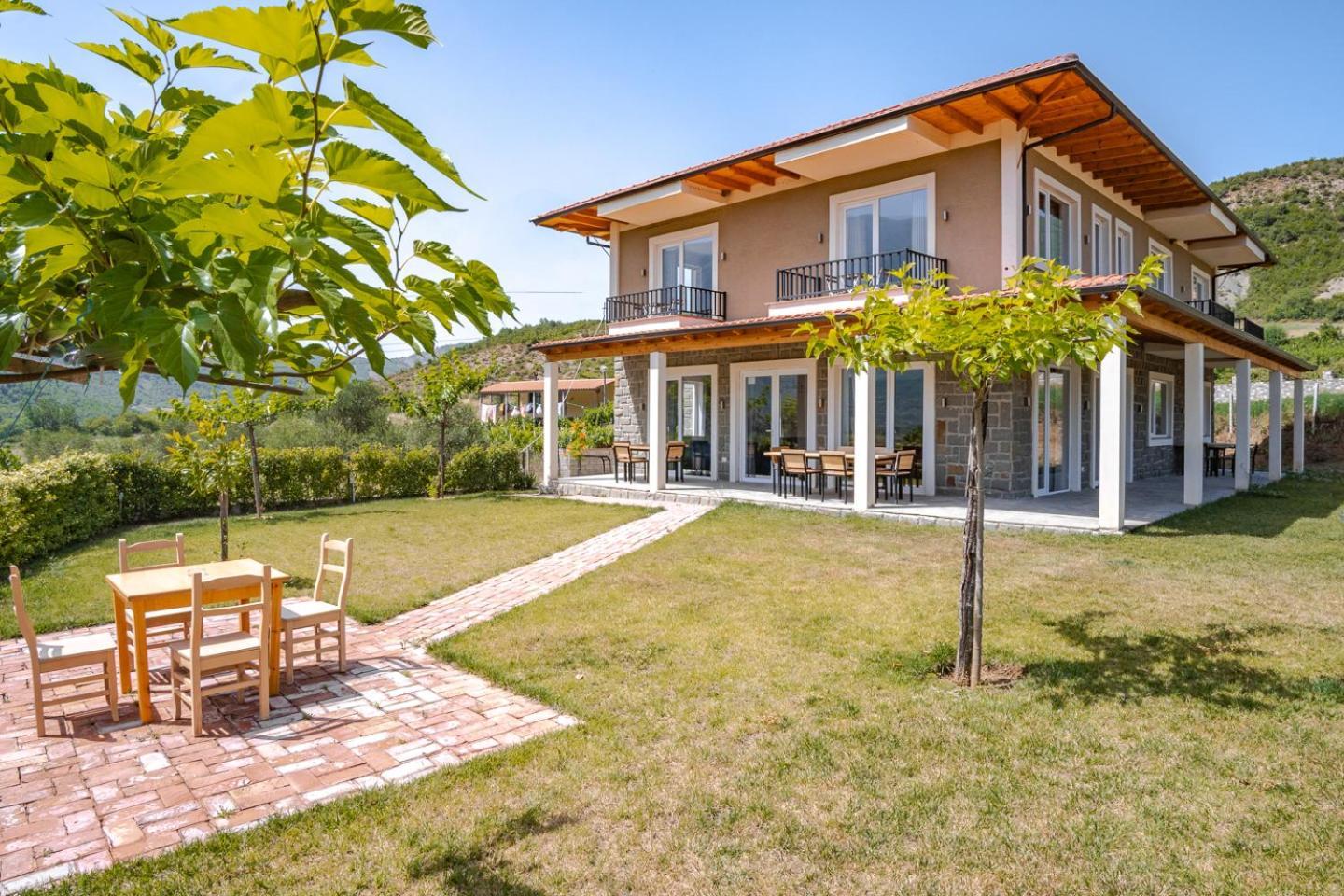 Bujtina Lumo & Pool Villa Permet Luaran gambar