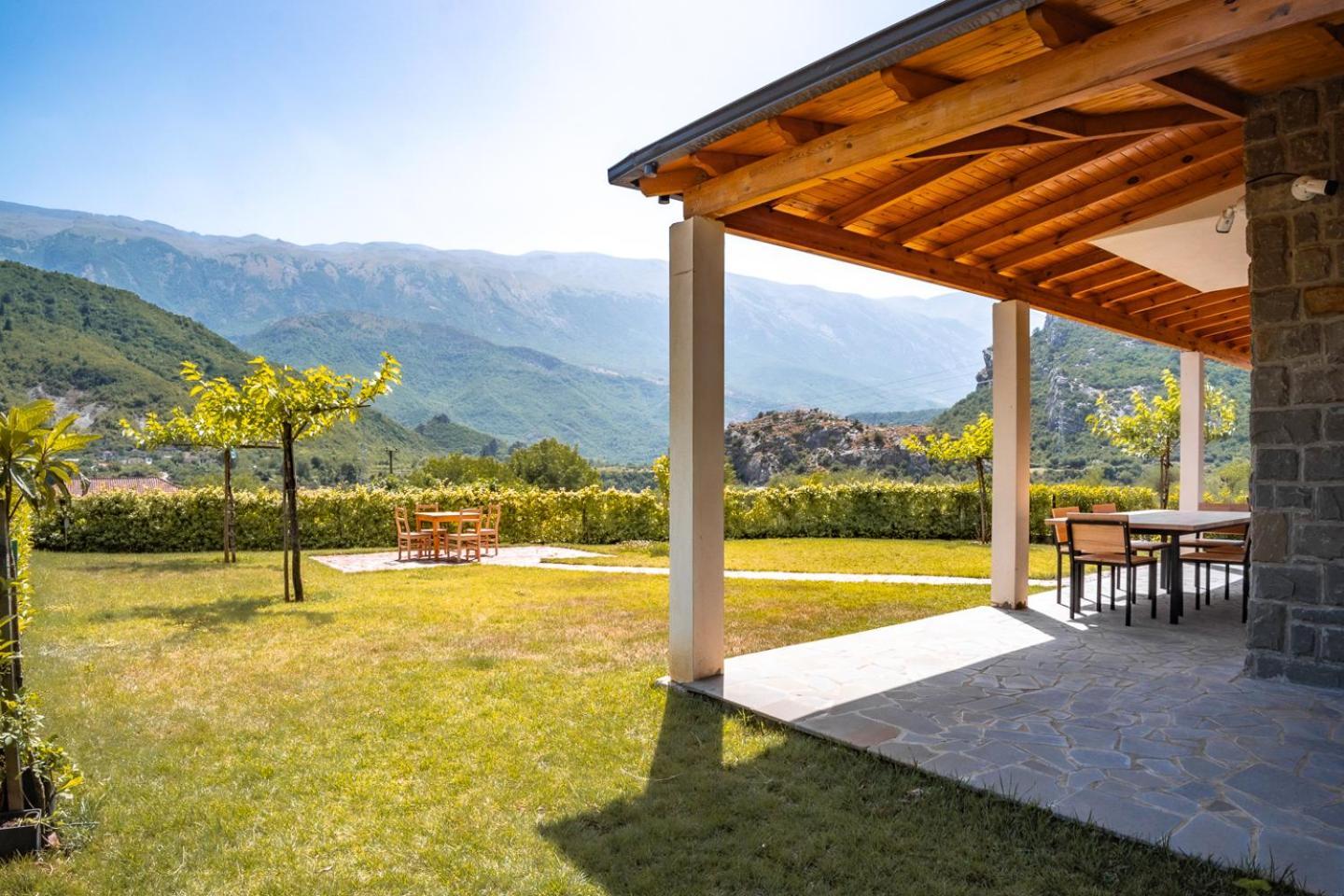 Bujtina Lumo & Pool Villa Permet Luaran gambar